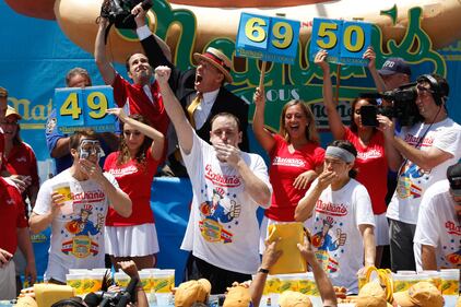 A New York la gara tra mangaitori di hot dog 1