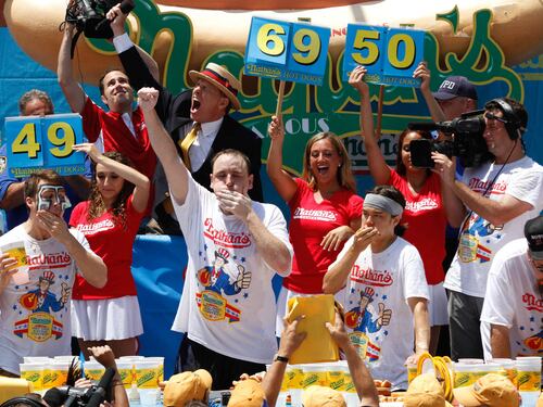 New York, gara tra mangaitori di hot dog