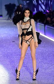 Kendall Jenner sulle passerelle di Victoria's Secret 11