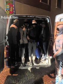 I migranti stipati nei camion 4