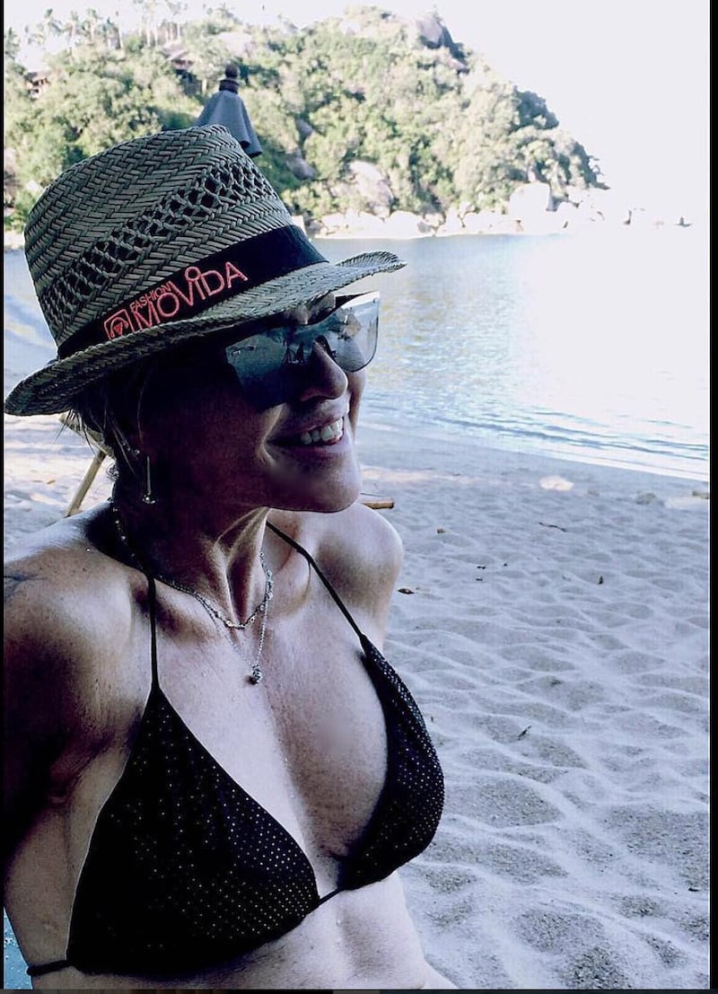 Paola Barale, sexy giramondo 12