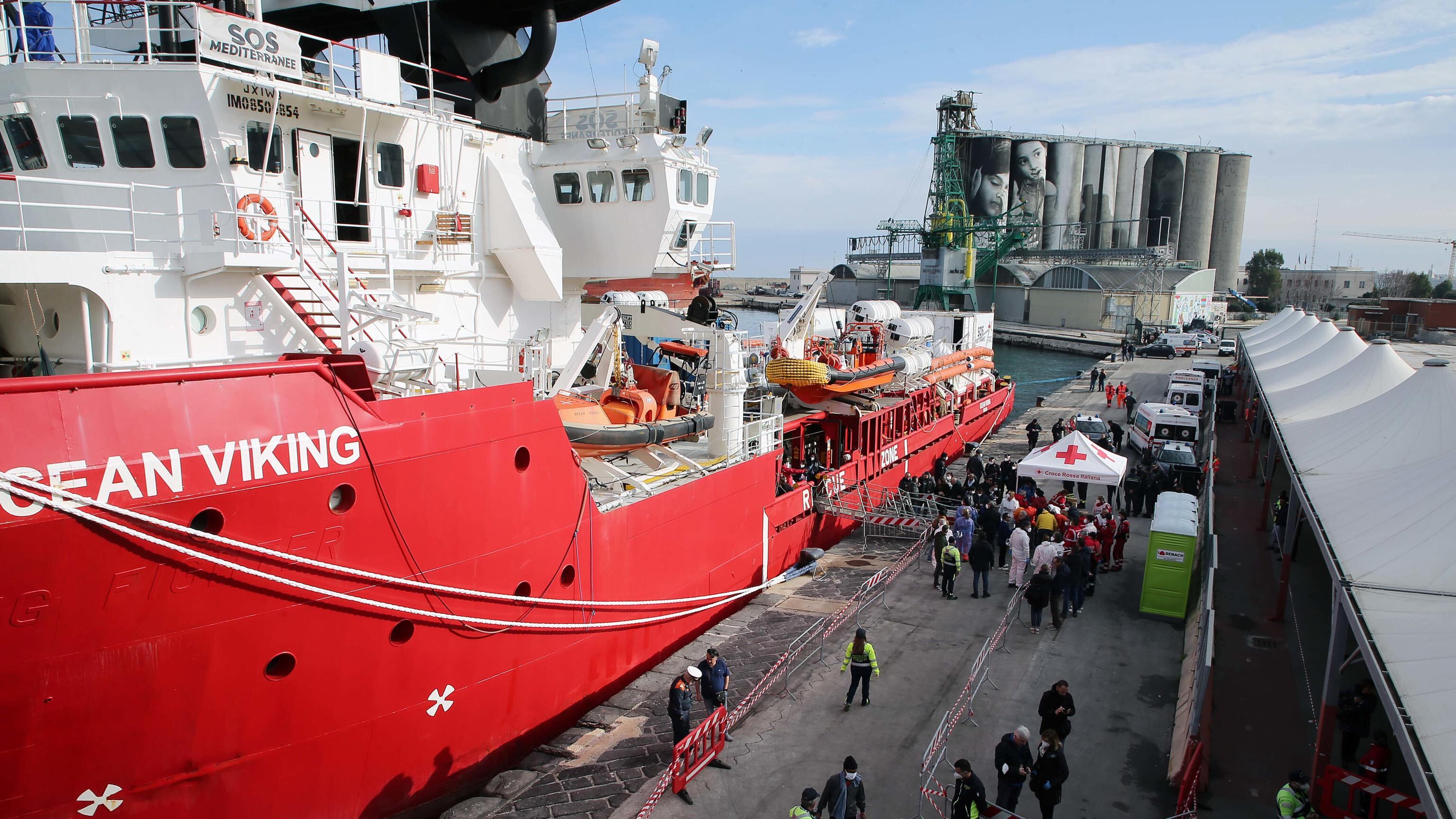 Ocean Viking sotto sequestro a Bari: ha violato il decreto Piantedosi