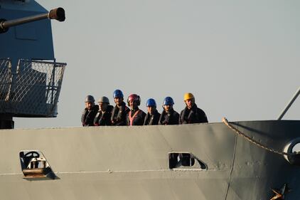 L'arrivo della nave Libra con i primi migranti destinati ai centri in Albania 4