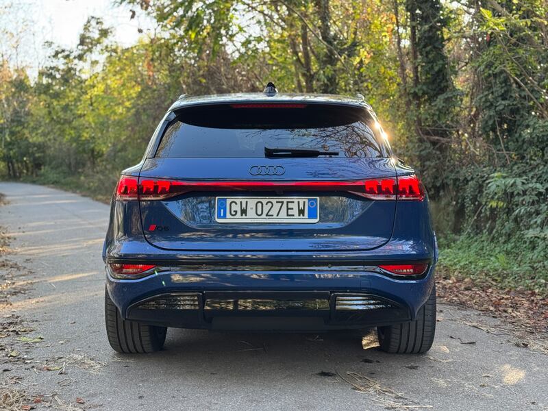 Audi Q6 e-tron, la gallery del nuovo SUV elettrico divertente alla guida 9