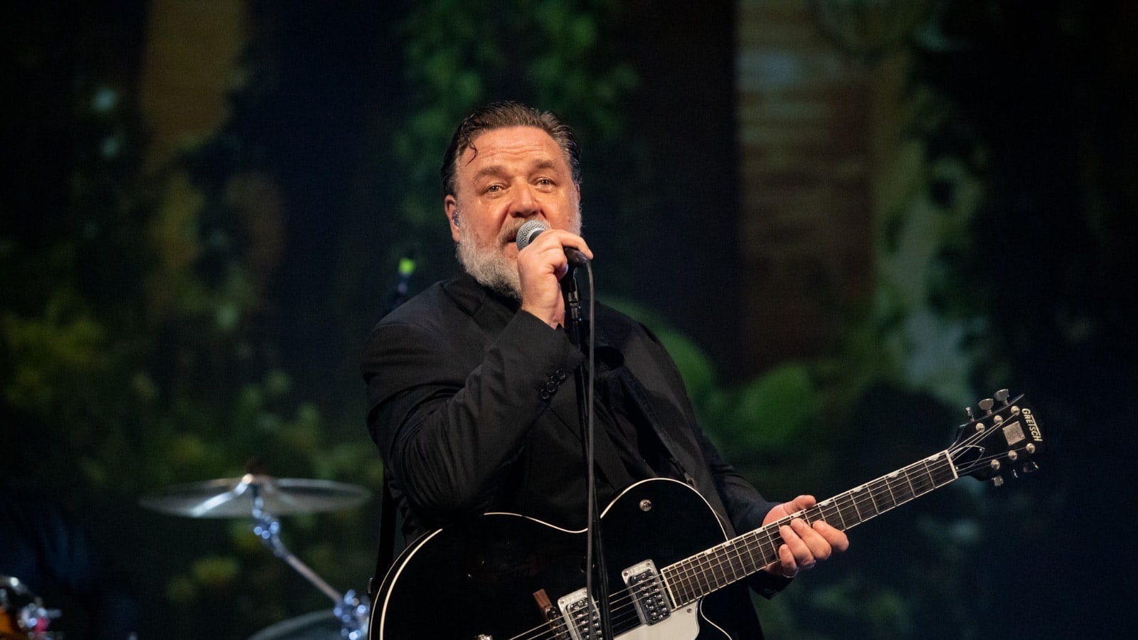 Russell Crowe conquista Catanzaro: al Teatro Politeama tutti pazzi per Il Gladiatore nella prima del suo tour