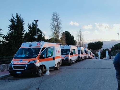 14 ambulanze in fila a Palermo. E scatta la protesta dei sanitari