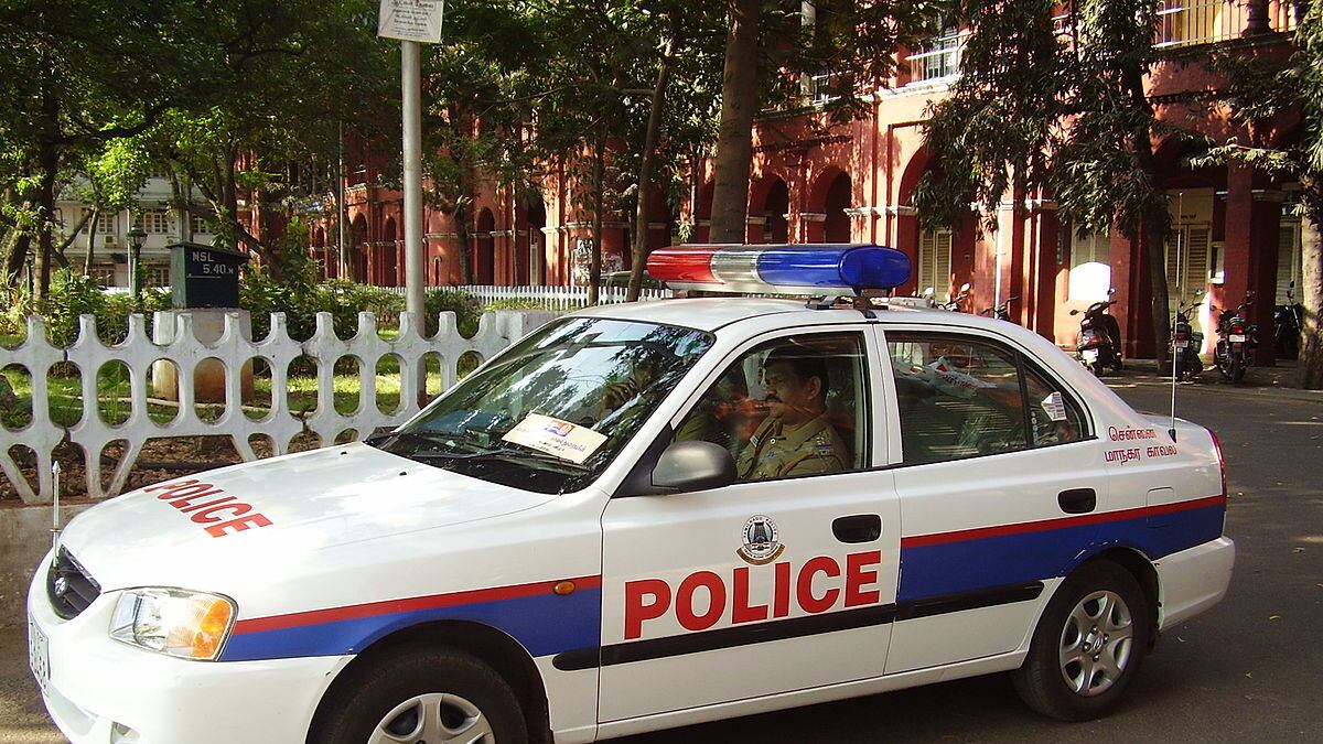 Le promettono cibo, ma poi scatta l'orrore. E i due la stuprano