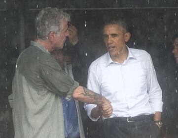 Obama e lo chef Bourdain a cena in Vietnam 7