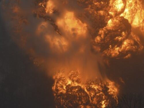 Treno deragliato, enorme incendio nel West Virginia