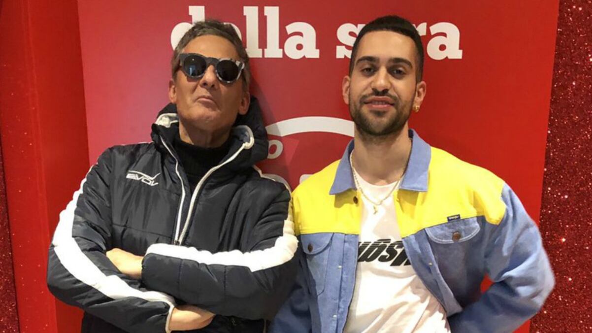 Mahmood da Fiorello canta "Hola" di Mengoni