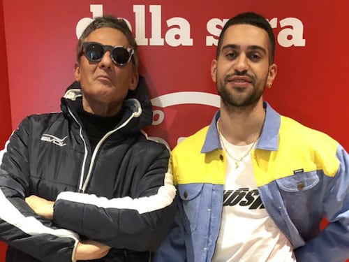 Mahmood da Fiorello canta "Hola" di Mengoni