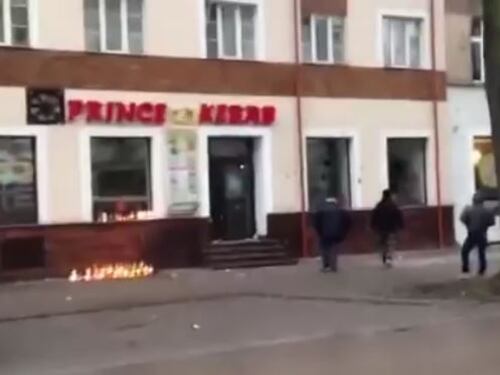 Tunisino uccide un ragazzo. Folla devasta negozio di kebab