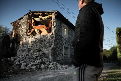 La terra trema in Francia: le macerie dopo il terremoto 5