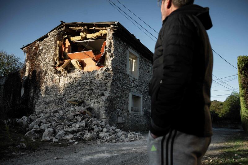 La terra trema in Francia: le macerie dopo il terremoto 5