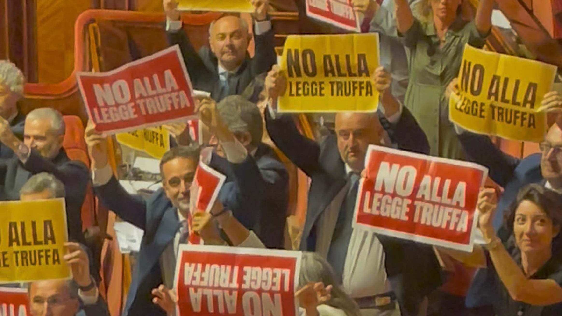 Legge elettorale, ok del senato con 113 voti favorevoli. Scintille dalle opposizioni