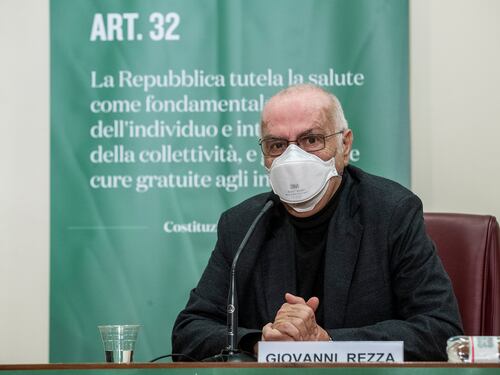 Viaggi, tifo e feste: la Delta ora corre. Ipotesi mascherine anche all'aperto