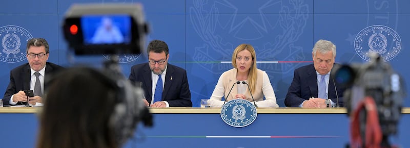 Caro carburanti, il Cdm proroga il taglio delle accise sul gasolio. Meloni: “Facciamo la nostra parte, pronti a nuovi interventi”. Salvini: “Chiedere le risorse alle grandi banche italiane”