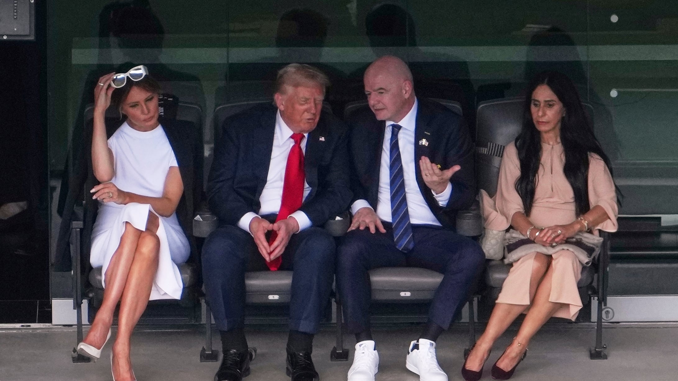 Caviglie gonfie e lividi alle mani. I dubbi sulla salute di Trump (e la nuova bufera su Epstein)