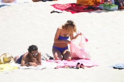 Elena Santarelli sexy in spiaggia 36