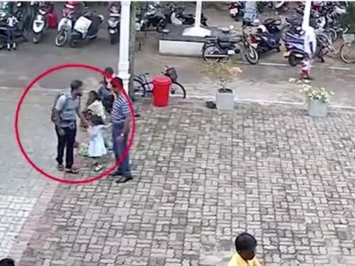 Sri-Lanka, l'attentatore accarezza una bimba prima di farsi esplodere