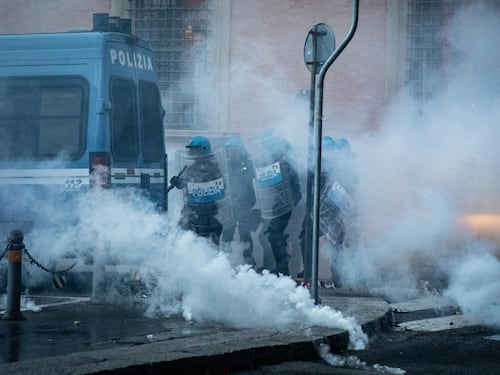 Resistenza a pubblico ufficiale: 2 anni e 2 mesi a un antagonista arrestato a Bologna durante gli scontri per Fakir