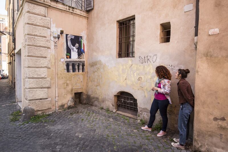 "La dittatura del selfie", ecco il murales che paragona Salvini al Duce 1