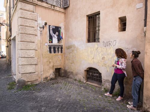 "La dittatura del selfie", ecco il murales che paragona Salvini al Duce