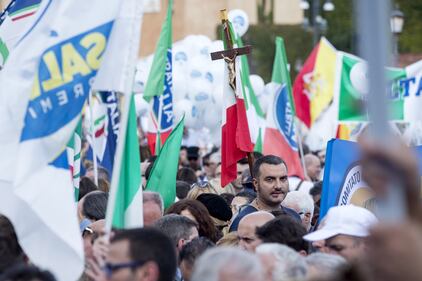 Centrodestra in piazza, tra le bandiere spunta un crocifisso 9