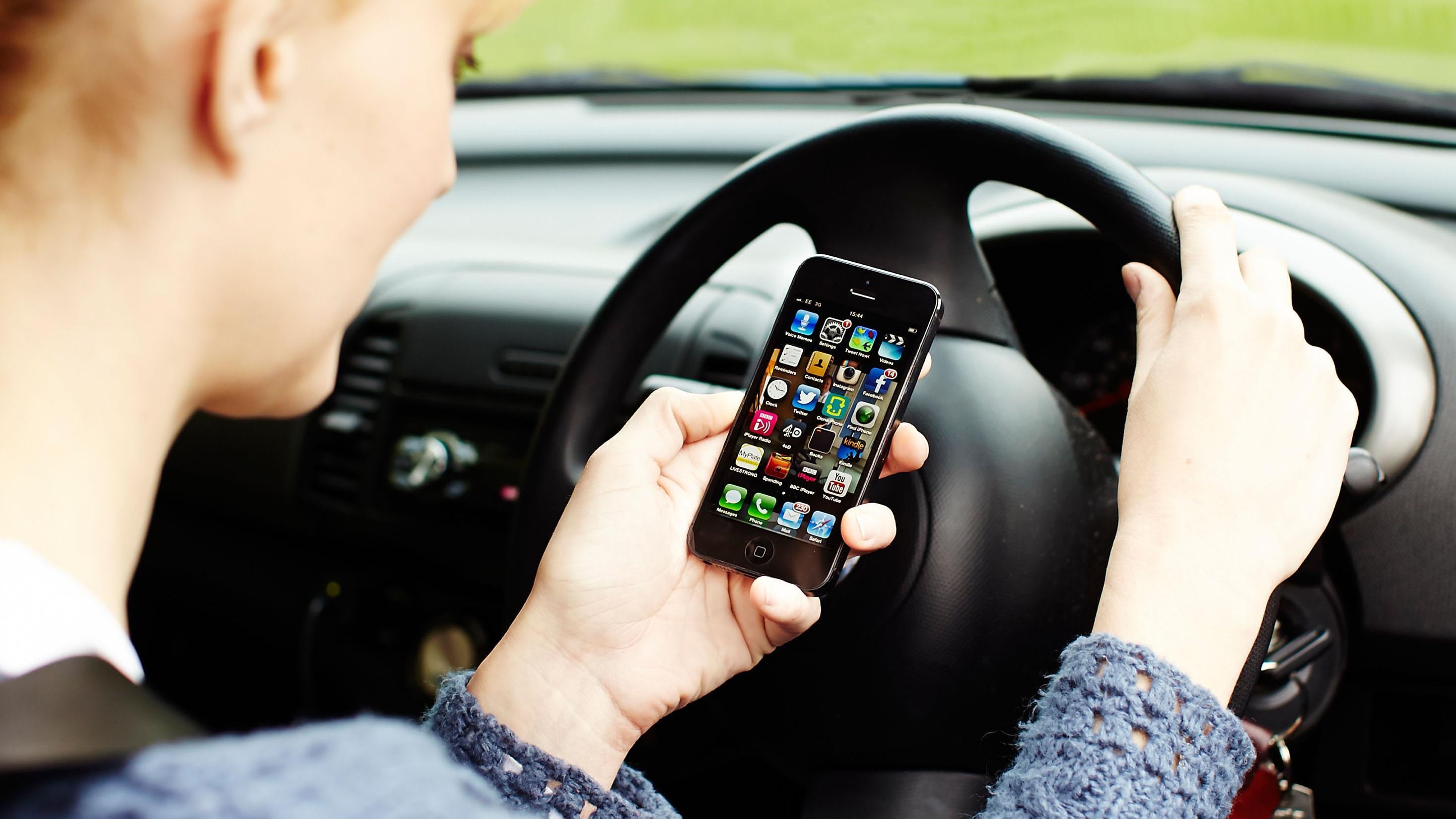 Italiani distratti e alticci: al volante i peggiori d'Europa