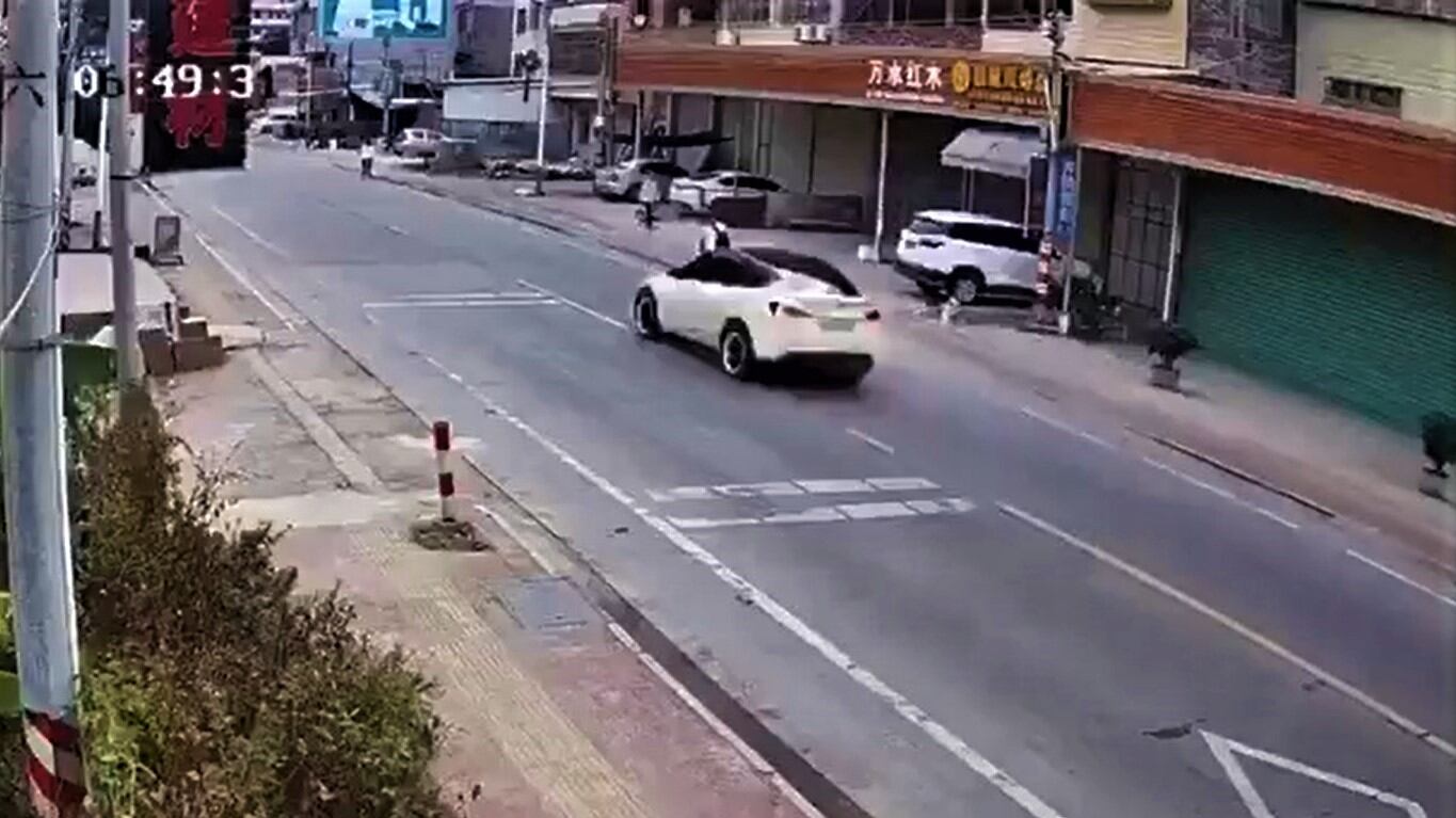 Tesla fuori controllo, terrore in strada: sono 2 i morti