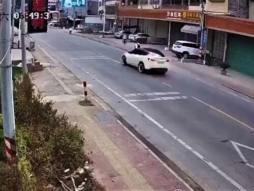 Tesla fuori controllo, terrore in strada: sono 2 i morti