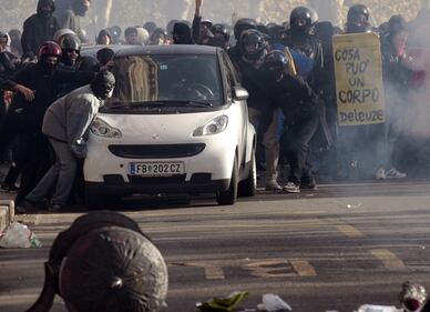 Teppisti e delinquenti in azione contro la polizia 2
