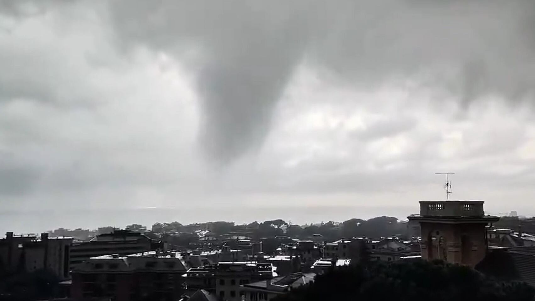Trombe d'aria, container caduti e esondazioni: il maltempo flagella Genova
