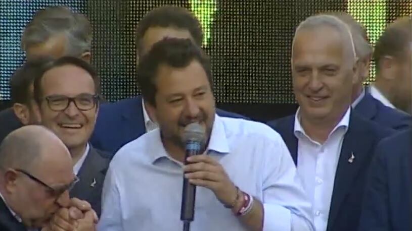 Biella, altro che baciamano a Salvini. Così la sinistra strumentalizza