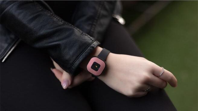 Boom di vendite del bracciale anti-violenza: ecco come funziona