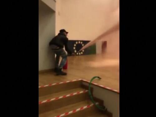 Napoli, adolescenti vandalizzano scuola e postano video sui social