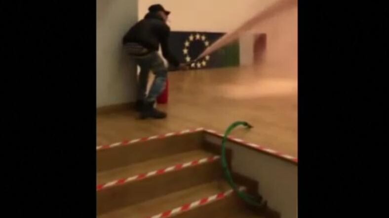 Napoli, adolescenti vandalizzano scuola e postano video sui social