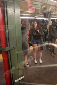 In metro senza pantaloni. È il No Pants Subway Ride 11