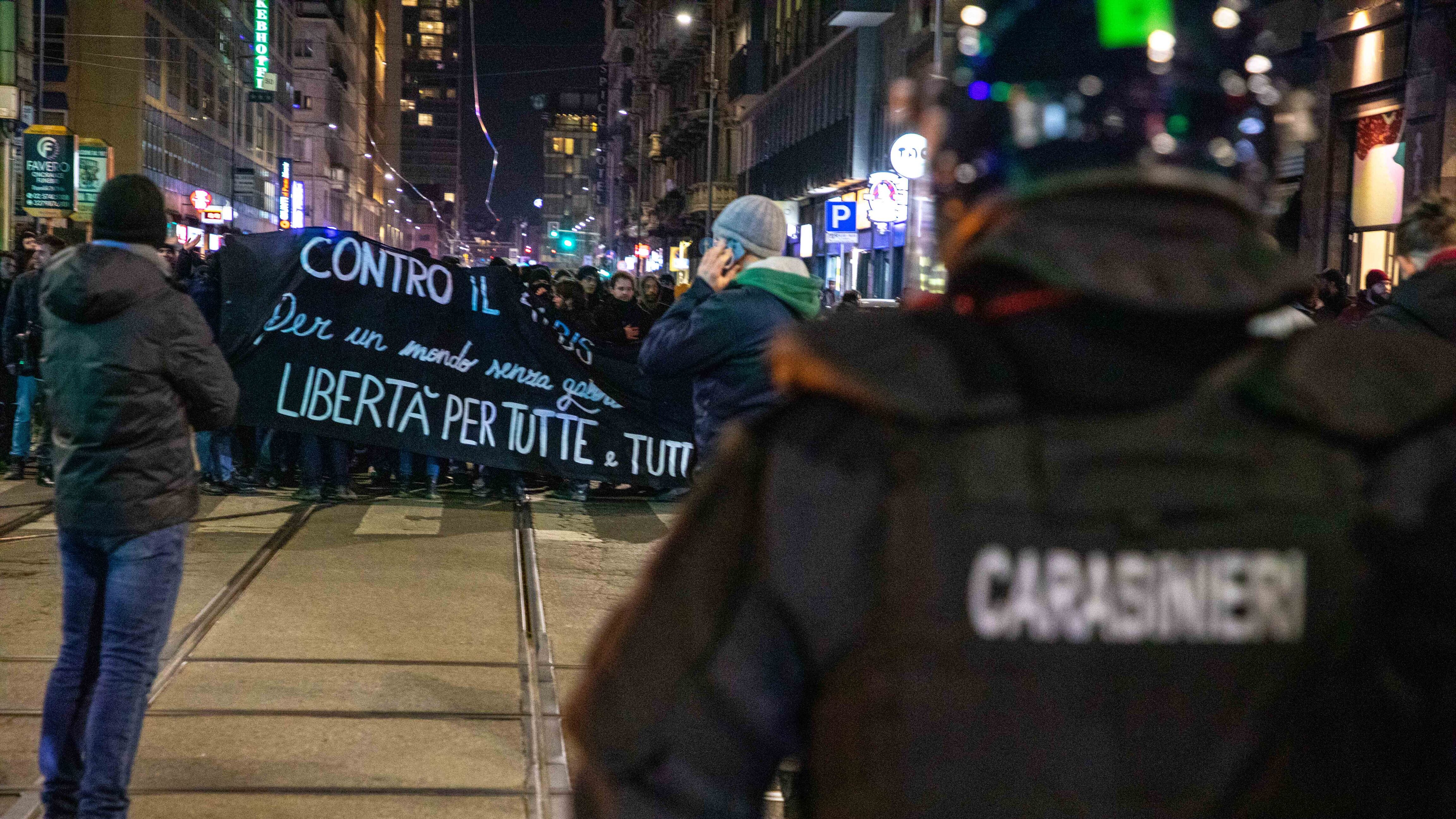 Lancio di fumogeni al corteo anarchico a Milano. Ferito un teleoperatore