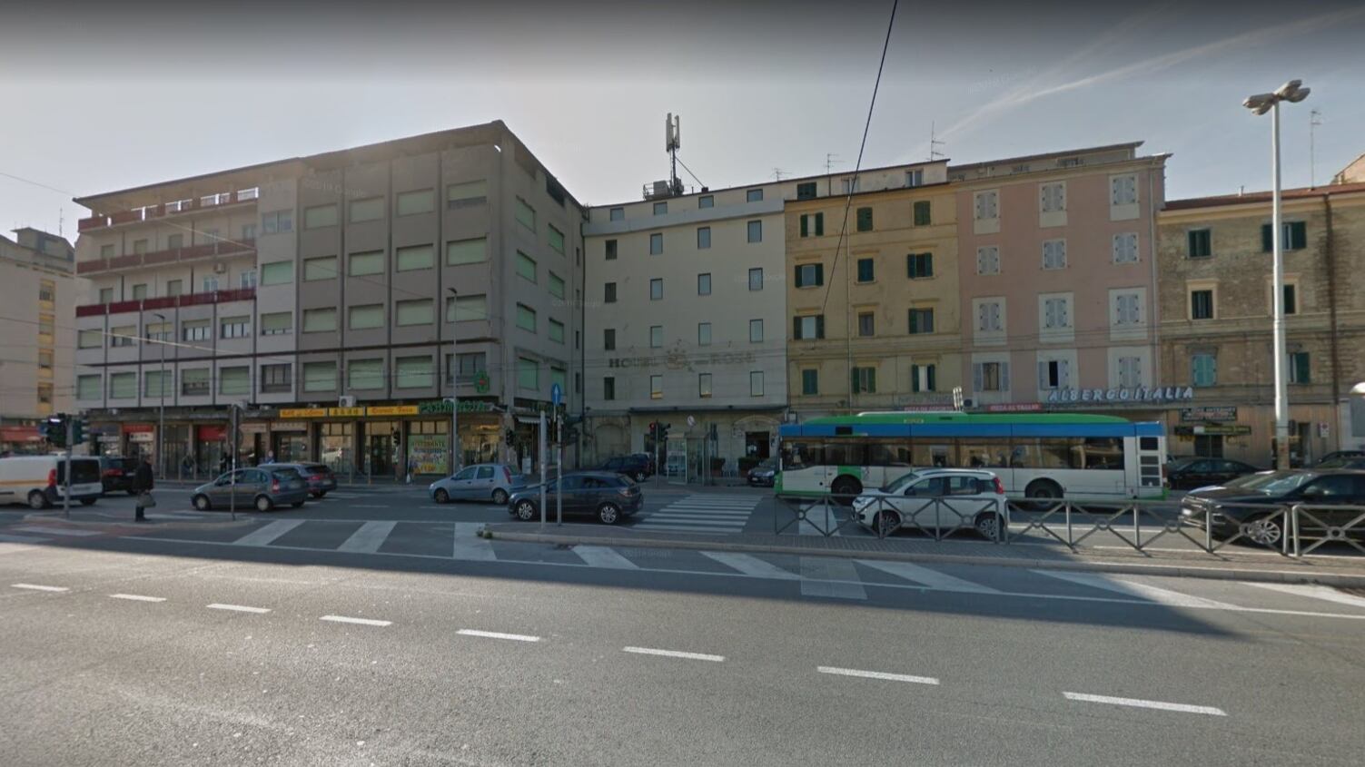 Ancona, ruba in un negozio e pesta il titolare: arrestato marocchino