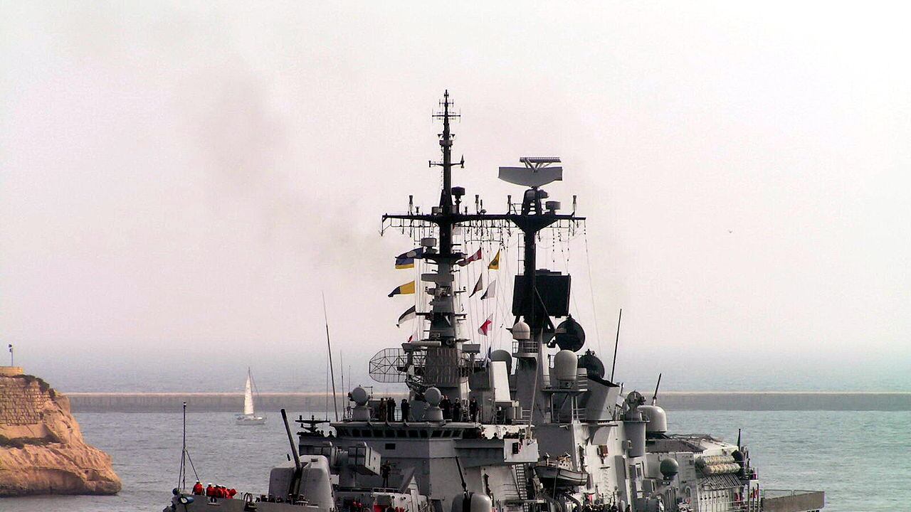 L'ordine sulla nave da guerra: "Spumante e tartine a De Giorgi"