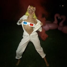 Pizza, gattini, nudità e drag queen: la vita privata in pubblico di Miley Cyrus 1