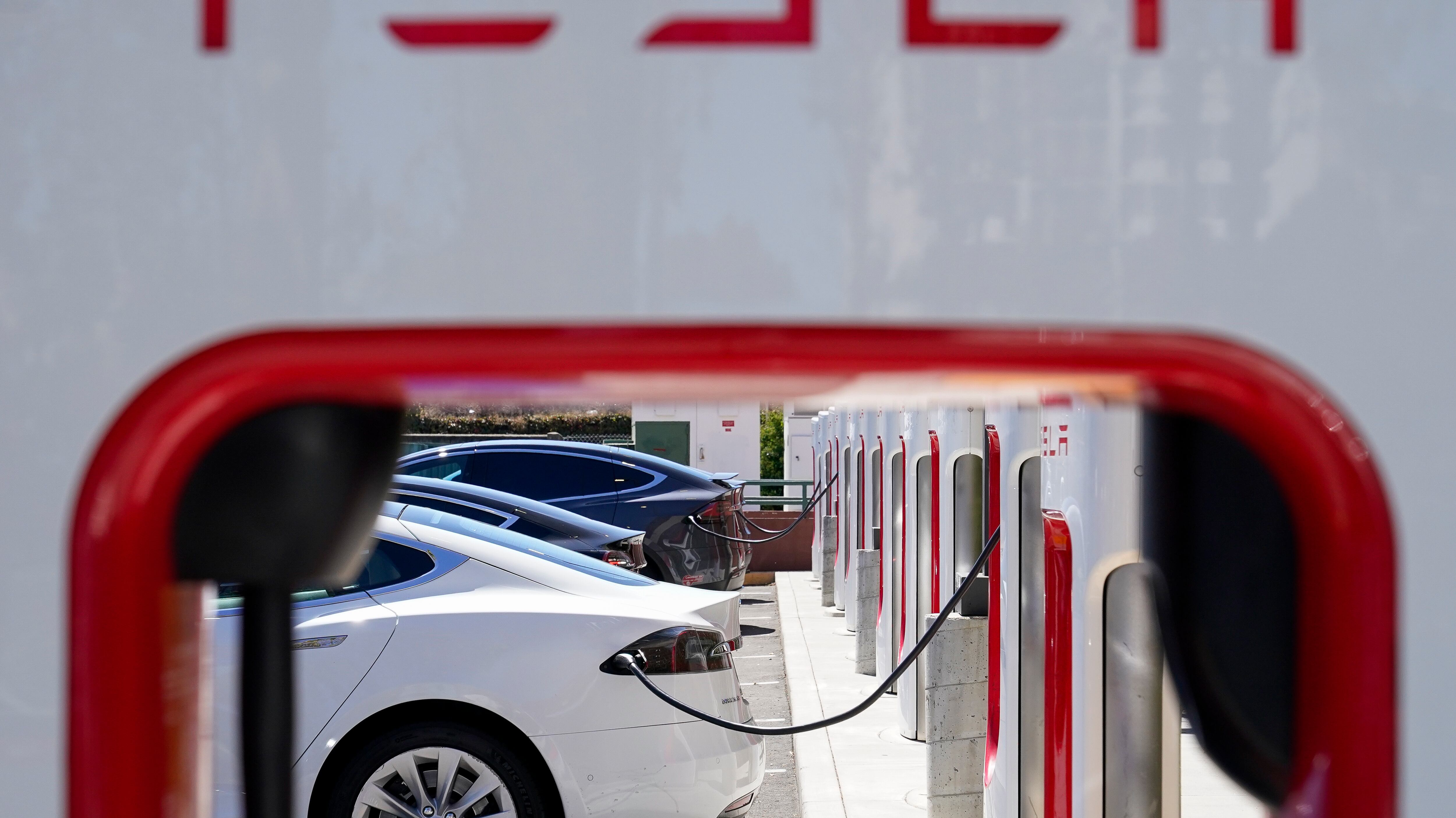 Auto in crisi: vendite giù in Europa, crollo per Tesla e allarme dei produttori