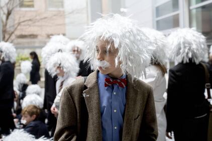 A Toronto centinaia di sosia di Albert Einstein 9