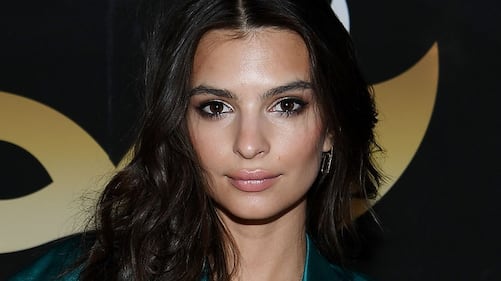 Emily Ratajkowski, capelli viola e seno hot 15