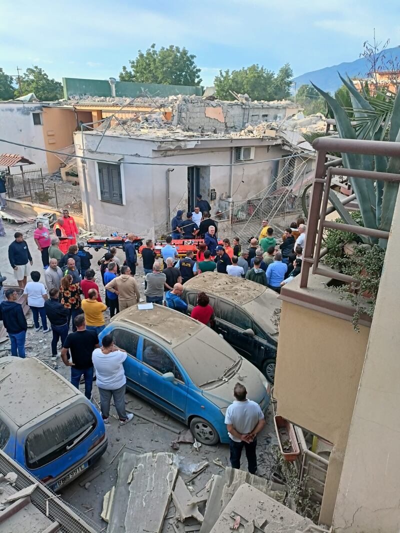 Palazzina crollata nel Napoletano, le immagini delle macerie e dei soccorsi 1