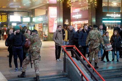 Milano, allarme bomba nella metropolitana a Cadorna 7