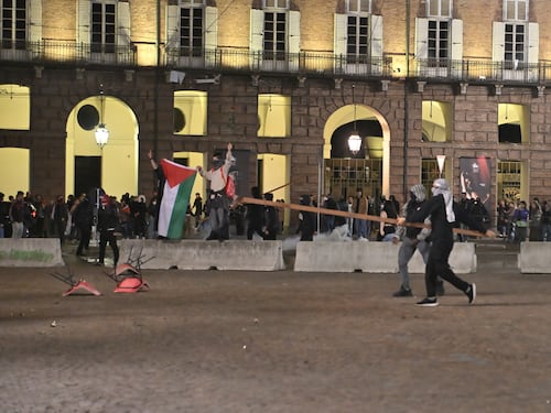 Pro Pal, agenti feriti in tutta Italia per lo sciopero generale. A Torino carrelli incendiari e travi contro la polizia