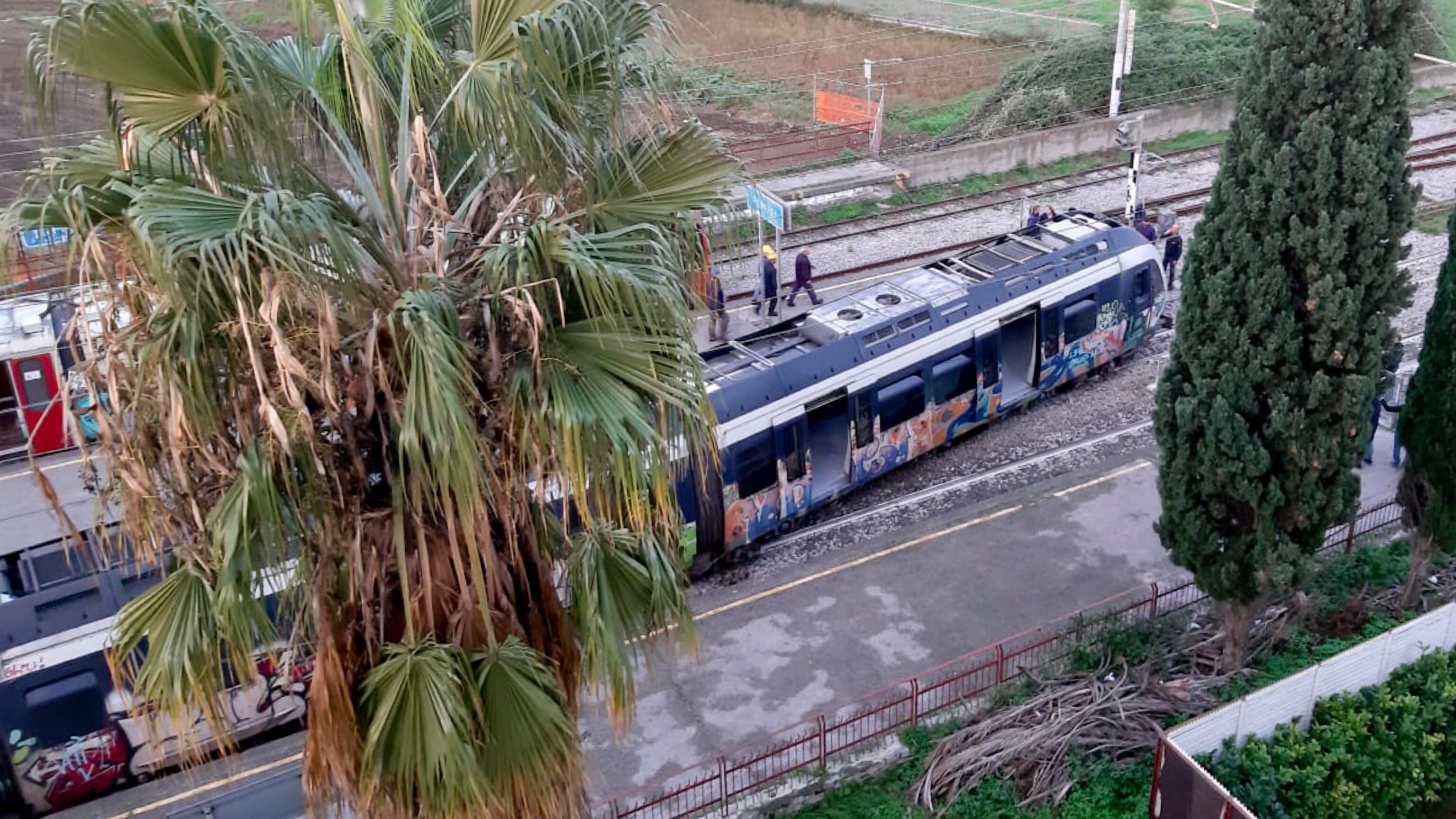 Treno Circumvesuviana deraglia nel Napoletano