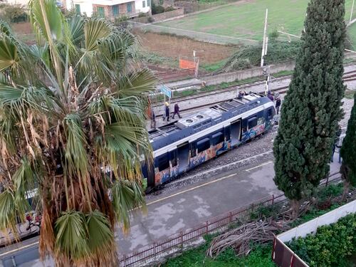 Treno Circumvesuviana deraglia nel Napoletano